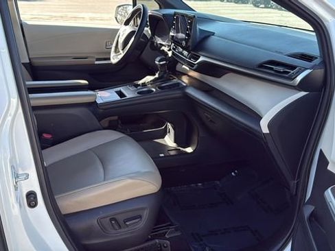 Used 2022 Toyota Sienna XLE image 12