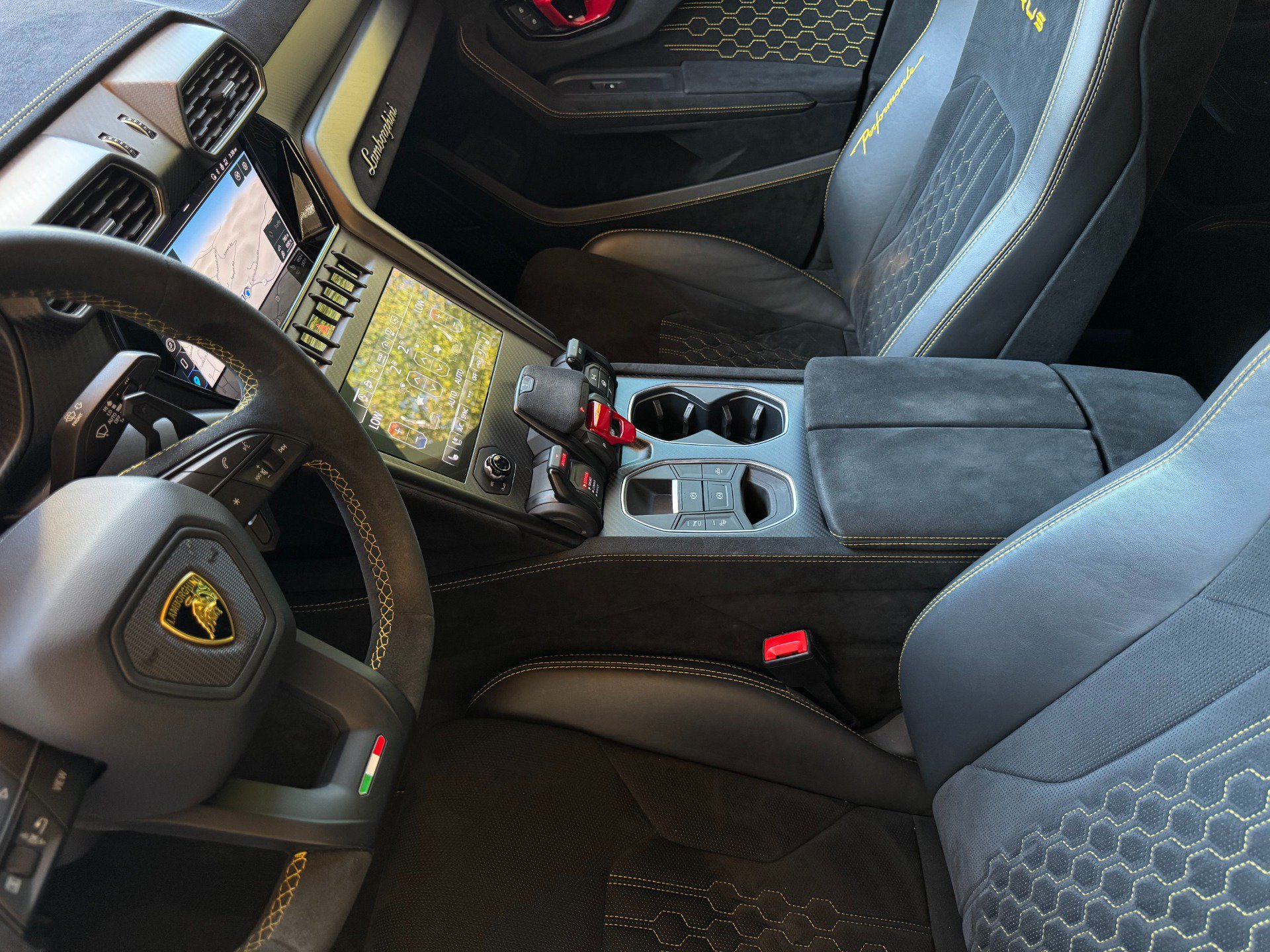 Used 2023 Lamborghini Urus Performante AWD/4WD image 12