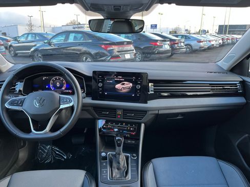 Used 2025 Volkswagen Jetta SE image 34