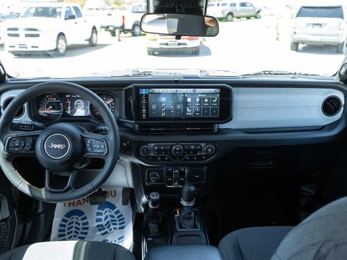 Used 2024 Jeep Gladiator Sport image 15