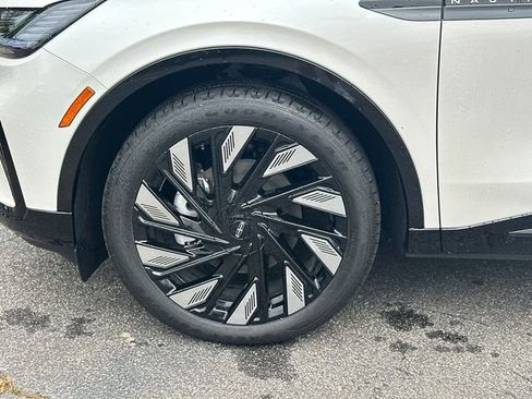 New 2026 Lincoln Nautilus Reserve AWD/4WD image 12