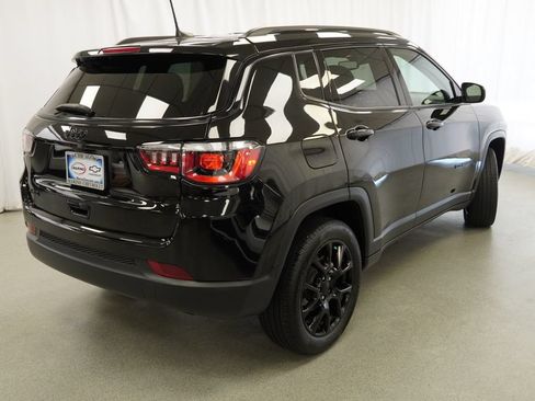 Used 2023 Jeep Compass Latitude w/ Convenience Group AWD/4WD image 3