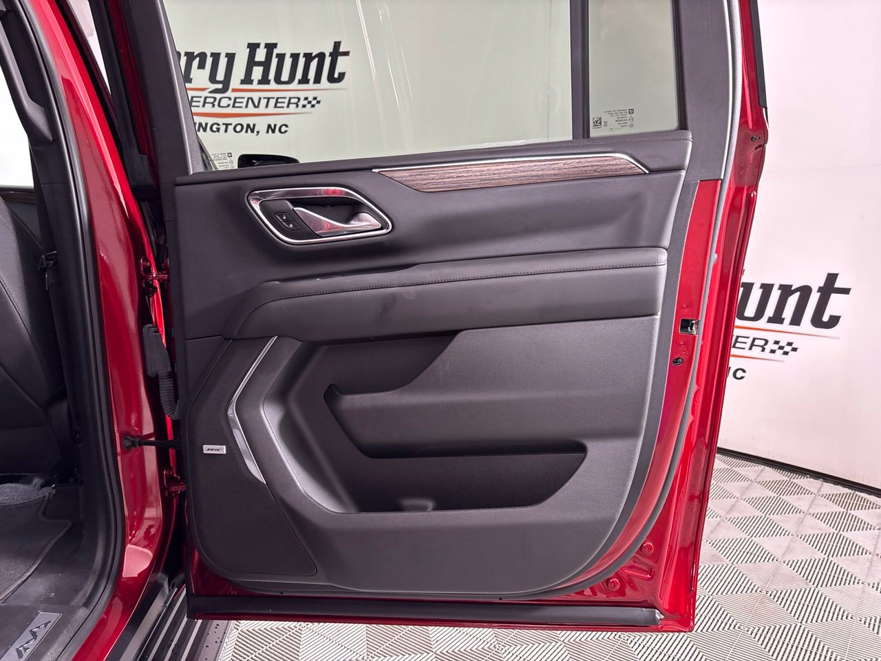 Used 2024 Chevrolet Suburban High Country RWD image 31