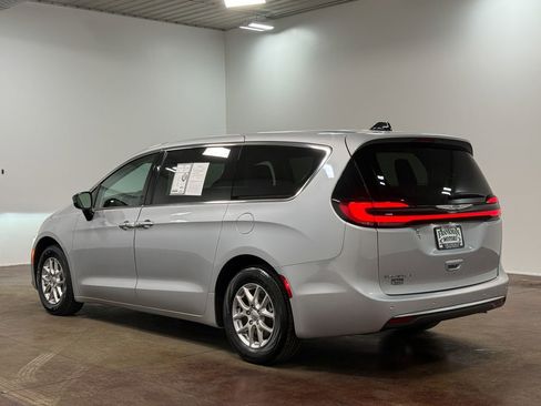 Used 2024 Chrysler Pacifica Touring-L image 5