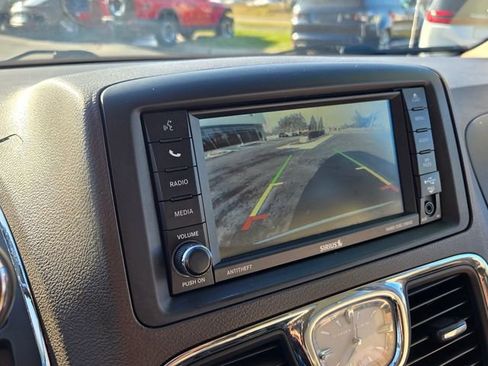 Certified 2016 Chrysler Town & Country Touring-L w/ Driver Convenience Group image 13