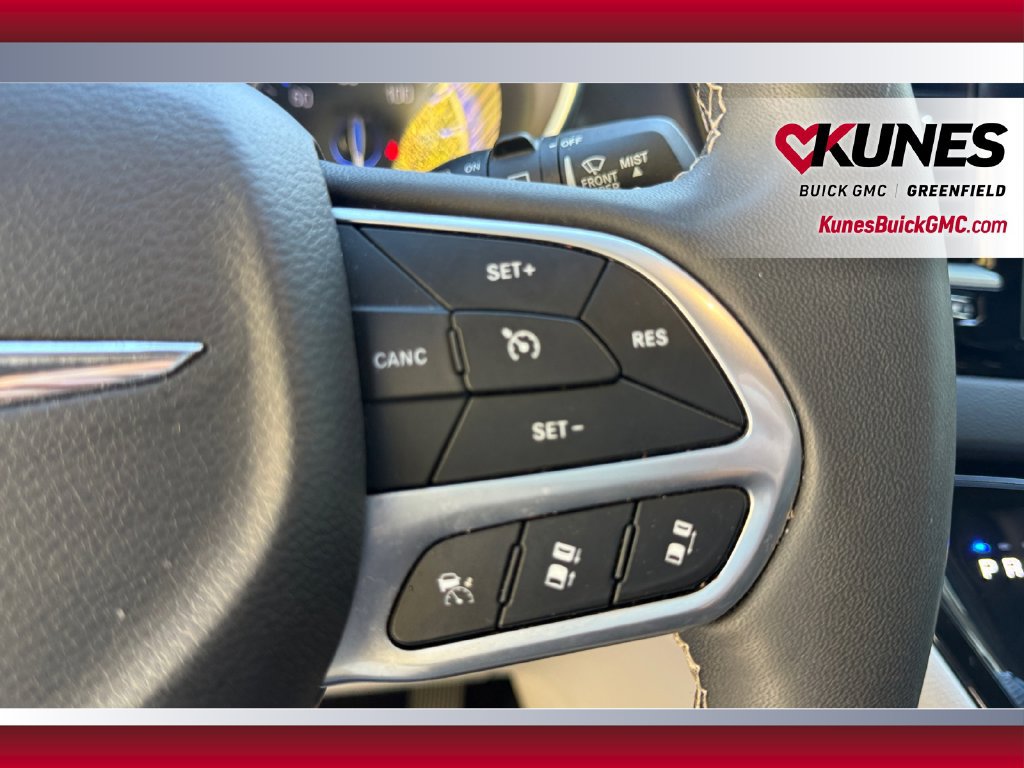 Used 2024 Chrysler Pacifica Touring-L FWD image 18
