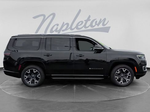 Used 2023 Jeep Wagoneer Series III w/ Preferred Equipment Group AWD/4WD image 4