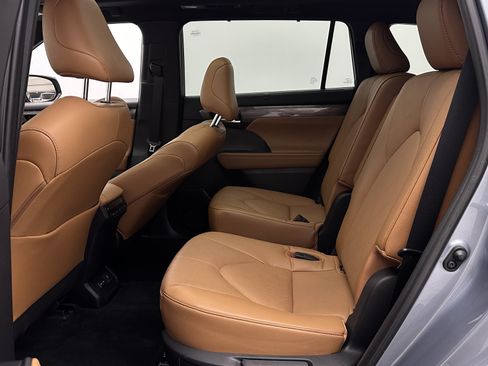 Used 2023 Toyota Highlander Platinum FWD image 26