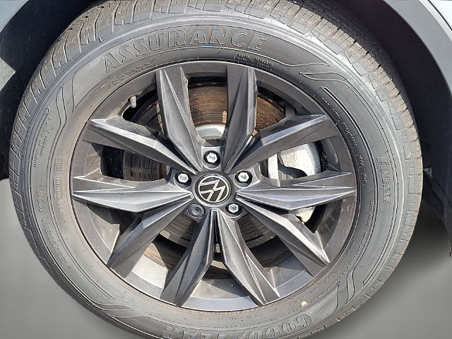 Used 2024 Volkswagen Tiguan SE AWD/4WD image 8