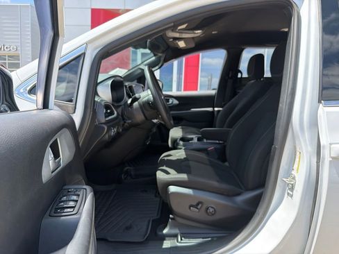 Used 2024 Chrysler Pacifica Touring FWD image 13