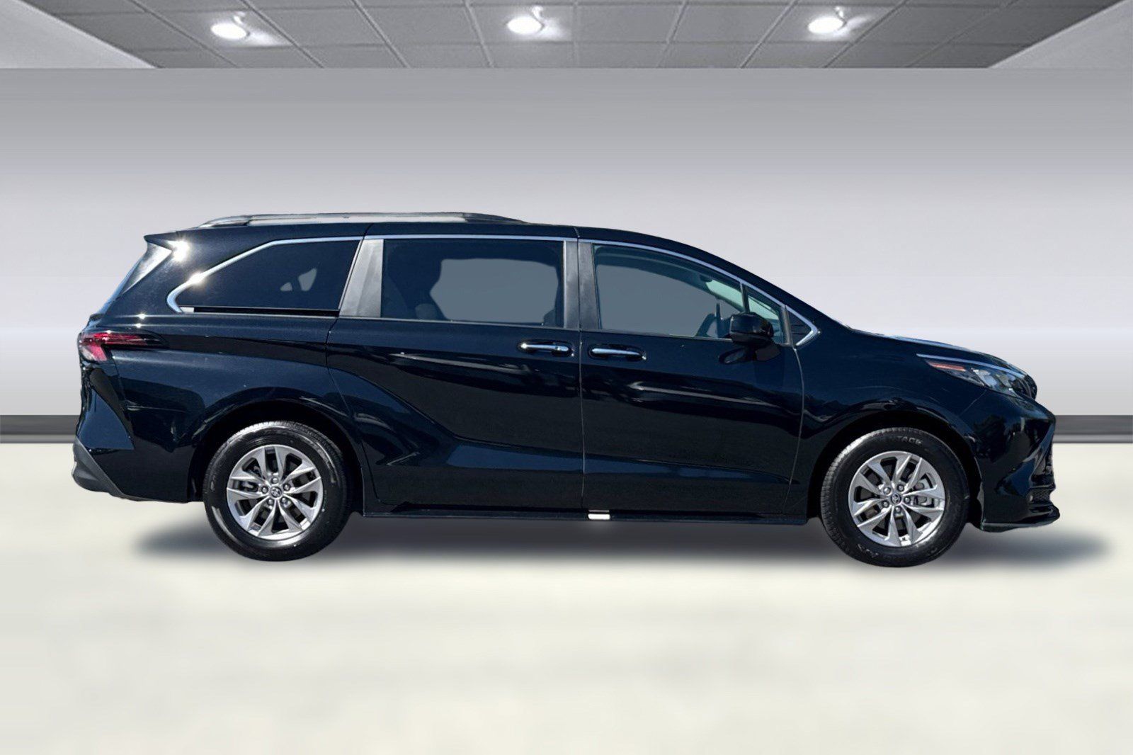 Used 2026 Toyota Sienna XLE FWD image 8