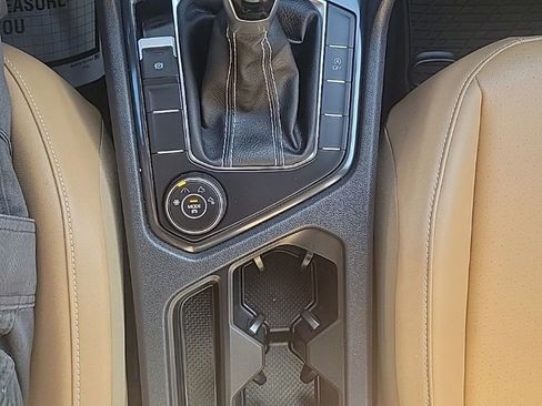 Certified 2022 Volkswagen Tiguan SE w/ Panoramic Sunroof Package image 9