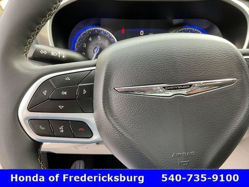 Used 2024 Chrysler Pacifica Touring-L FWD image 30
