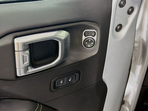 Used 2023 Jeep Wrangler Unlimited Sahara AWD/4WD image 15