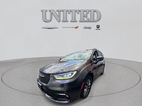 Certified 2021 Chrysler Pacifica Touring-L FWD image 6