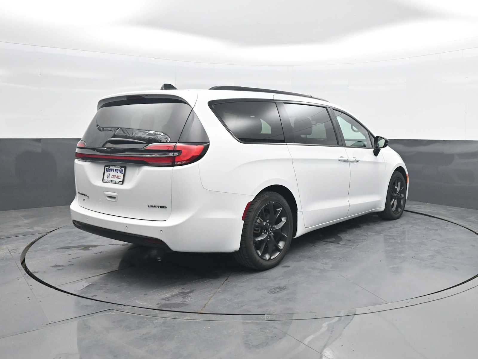 Used 2025 Chrysler Pacifica Limited FWD image 7