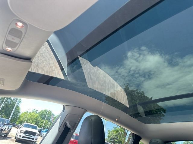 Used 2021 Tesla Model Y Long Range AWD/4WD image 24