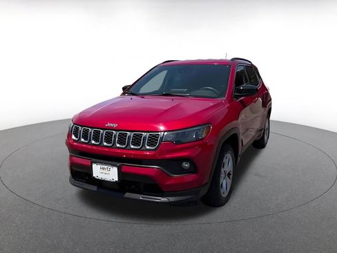 Used 2025 Jeep Compass Latitude AWD/4WD image 3