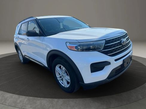 Used 2020 Ford Explorer XLT image 3