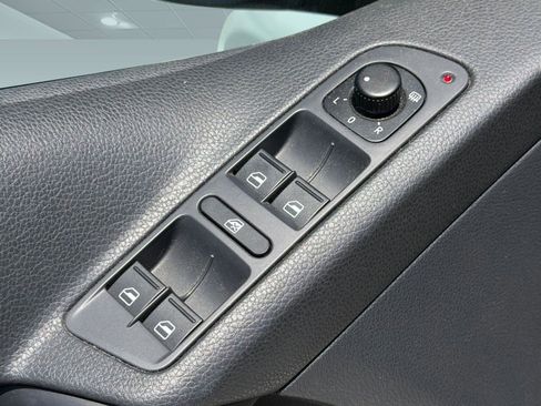 Used 2013 Volkswagen Tiguan S FWD image 21