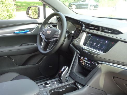 New 2025 Cadillac XT5 Luxury image 7