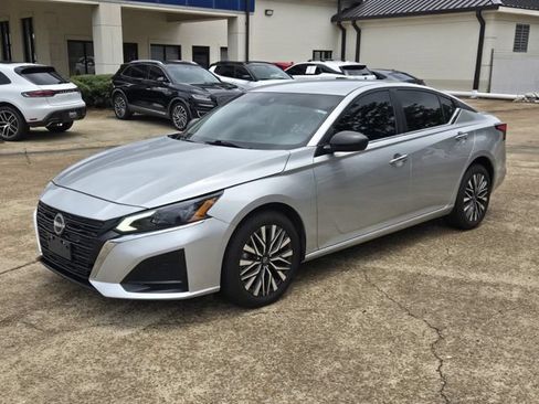 Used 2024 Nissan Altima 2.5 SV AWD/4WD image 2