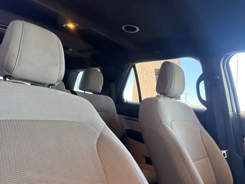Used 2018 Ford Explorer XLT FWD image 16