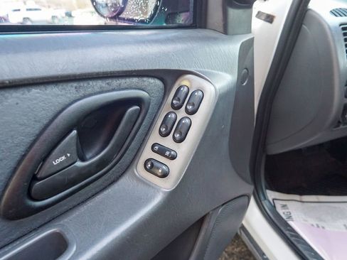 Used 2005 Ford Escape XLT image 16