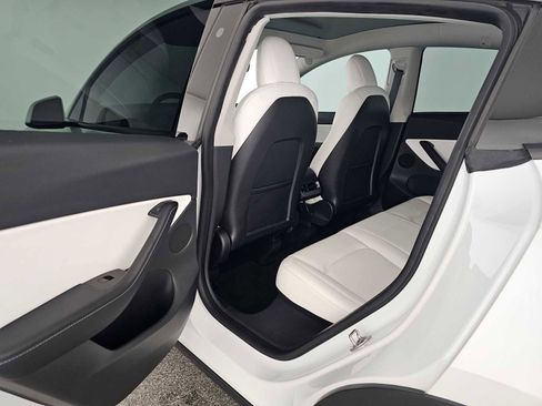 Used 2022 Tesla Model Y Long Range image 15