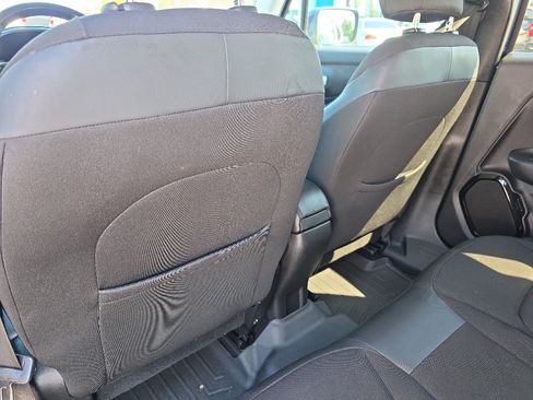 Used 2017 Jeep Renegade Altitude FWD image 18