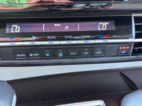 Used 2023 Toyota Sienna XLE FWD image 23