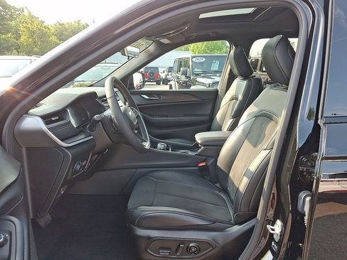 Certified 2025 Jeep Grand Cherokee L Altitude AWD/4WD image 3