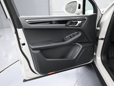Certified 2026 Porsche Macan AWD/4WD image 15