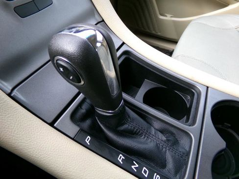 Used 2018 Ford Taurus SE image 18