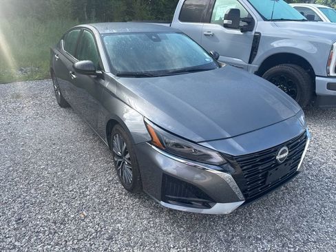 Used 2025 Nissan Altima 2.5 SV FWD image 2