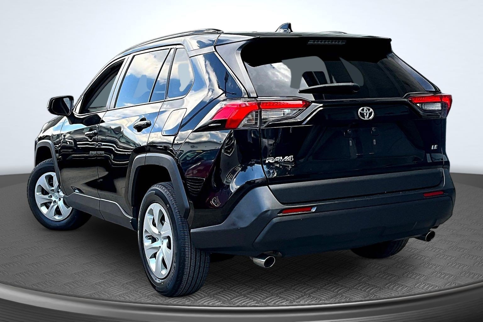 Used 2021 Toyota RAV4 LE FWD image 3