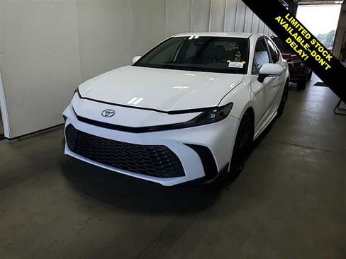 Used 2025 Toyota Camry SE FWD image 3