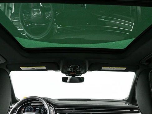 Used 2025 Audi Q8 Premium image 21