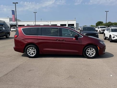 Used 2023 Chrysler Voyager LX FWD image 3