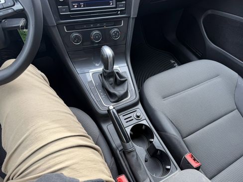 Used 2018 Volkswagen Golf S image 28