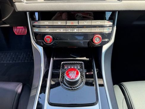 Used 2018 Jaguar XF RWD image 17