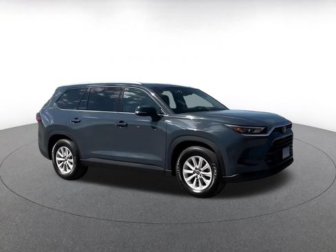 Used 2025 Toyota Grand Highlander FWD image 2