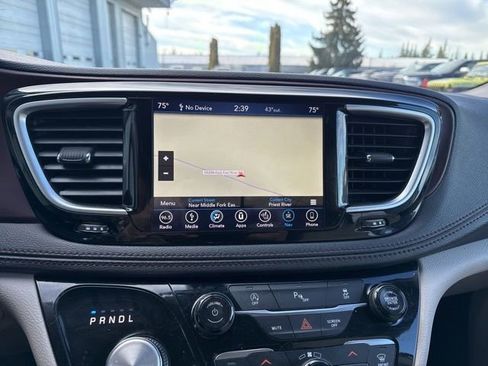 Used 2018 Chrysler Pacifica Limited image 32