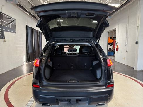 Used 2019 Jeep Cherokee Latitude Plus w/ Cold Weather Group AWD/4WD image 12