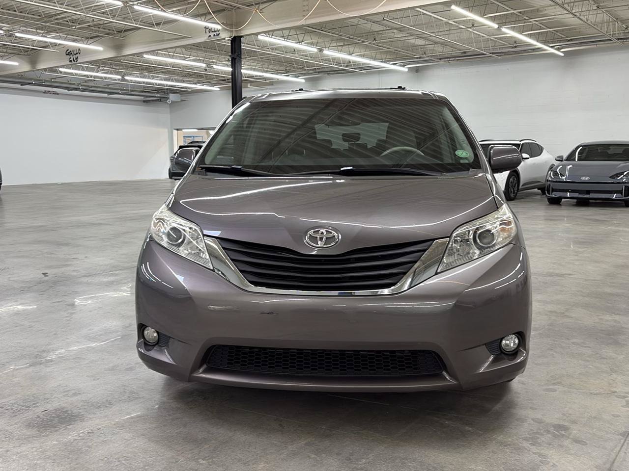 Used 2011 Toyota Sienna XLE w/ Premium Pkg FWD image 3