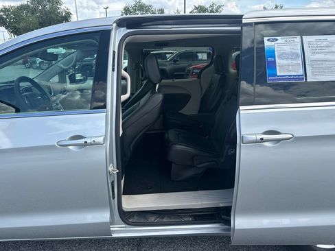 Used 2024 Chrysler Pacifica Touring-L FWD image 23