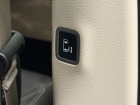 Used 2022 Chrysler Pacifica Touring-L w/ Uconnect Theater Family Group image 32