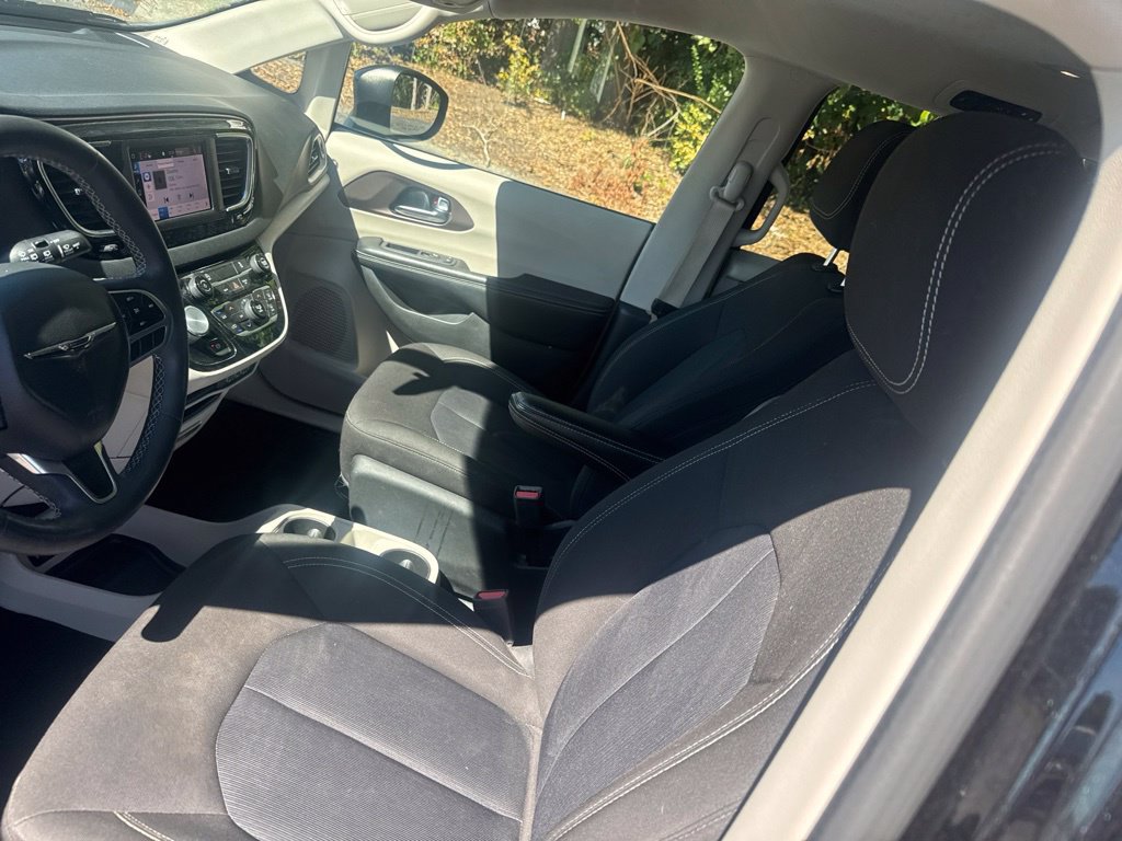 Used 2022 Chrysler Voyager LX FWD image 2