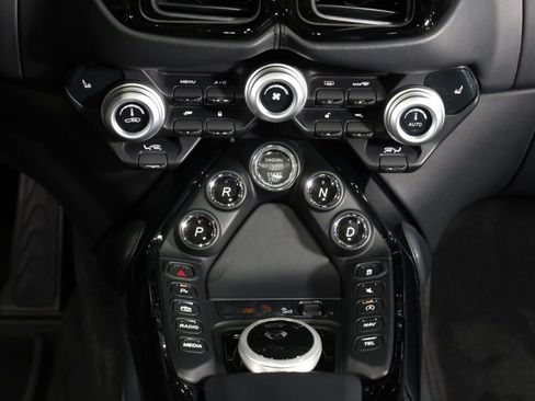 Used 2022 Aston Martin V8 Vantage Roadster image 17