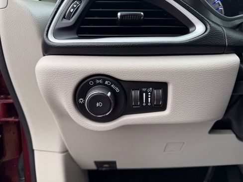 Used 2020 Chrysler Pacifica Touring-L image 8